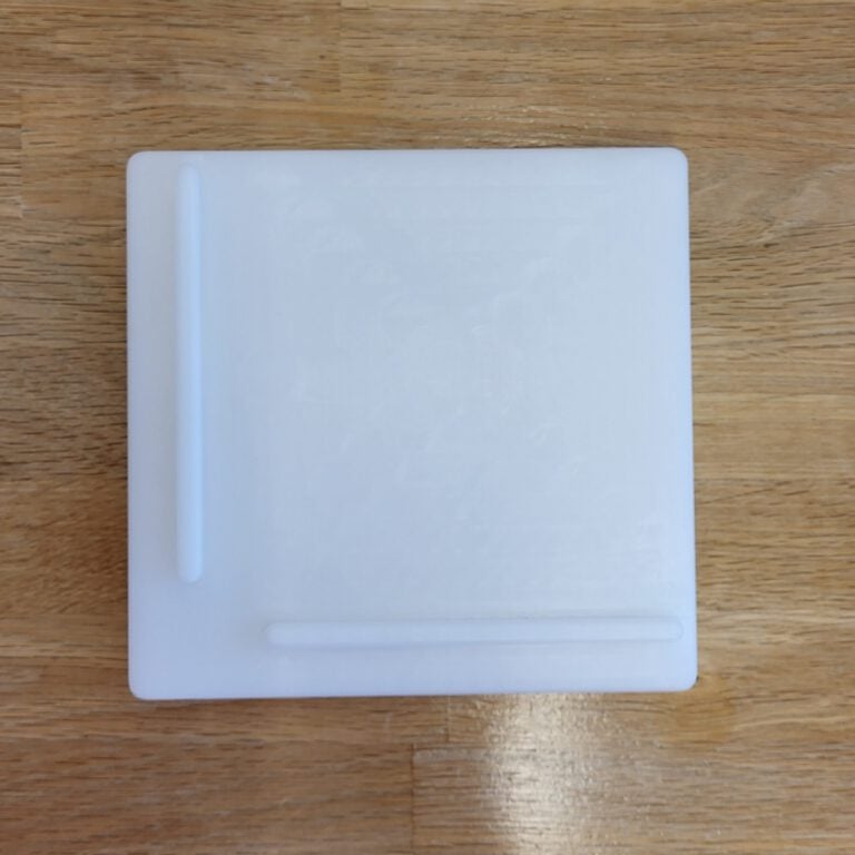 Leikkuulauta voitelukulmalla 15 x 15 cm