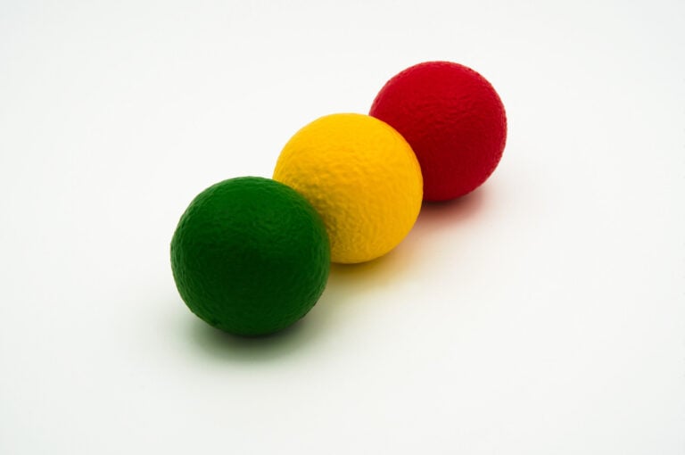 PÄÄLLYSTETTY VAAHTOMUOVIPALLO